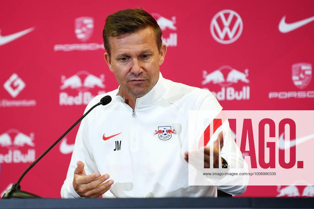 Fußball Bundesliga Saison 2021 2022, 7 Spieltag, PK RB Leipzig ahead of Leipzig vs Bochum 01 10 2021 Jesse Marsch coach RB Leipzig speaks and gestures during RB Leipzigs press conference ahead of the Bundesliga match against Bochum 01 10 2021 Leipzig Saxony Germany Red Bull training ground at Cottaweg.
