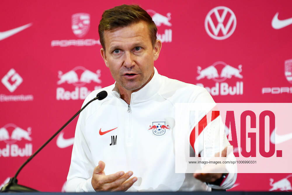 Fußball Bundesliga Saison 2021 2022, 7 Spieltag, PK RB Leipzig ahead of Leipzig vs Bochum 01 10 2021 Jesse Marsch coach RB Leipzig speaks and gestures during RB Leipzigs press conference ahead of the Bundesliga match against Bochum 01 10 2021 Leipzig Saxony Germany Red Bull training ground at Cottaweg.