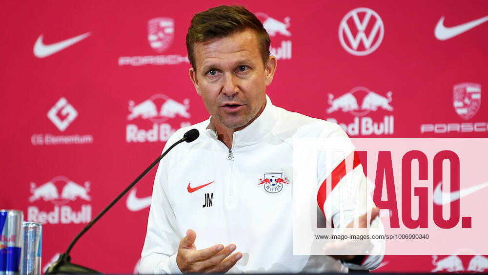 Fußball Bundesliga Saison 2021 2022, 7 Spieltag, PK RB Leipzig ahead of Leipzig vs Bochum 01 10 2021 Jesse Marsch coach RB Leipzig speaks and gestures during RB Leipzigs press conference ahead of the Bundesliga match against Bochum 01 10 2021 Leipzig Saxony Germany Red Bull training ground at Cottaweg.