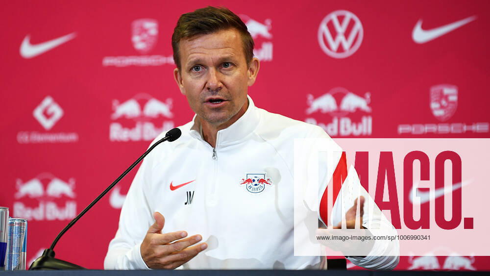 Fußball Bundesliga Saison 2021 2022, 7 Spieltag, PK RB Leipzig ahead of Leipzig vs Bochum 01 10 2021 Jesse Marsch coach RB Leipzig speaks and gestures during RB Leipzigs press conference ahead of the Bundesliga match against Bochum 01 10 2021 Leipzig Saxony Germany Red Bull training ground at Cottaweg.