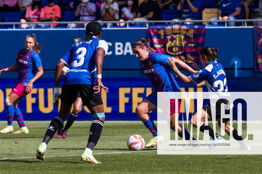 Mariona Caldenteny of FC Barcelona, Barca Femeni in action against Cristina Aunon of Deportivo Alaves Femenino during the Liga Iberdrola match between FC Barcelona Femeni and Deportivo Alaves Femenino at Johan Cruyff Stadium on October 02, 2021 in Sant Joan Despi, Barcelona, Spain. Sant Joan Despi Spain - ZUMAa181 20211002_zaa_a181_009