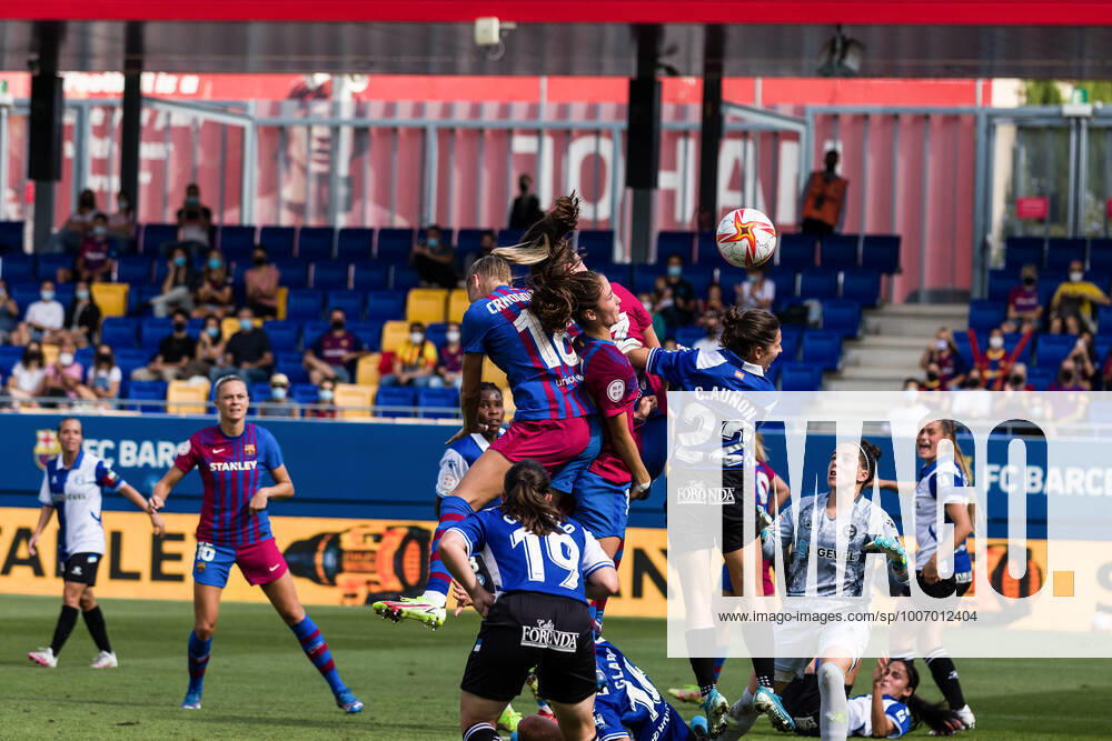 Cristina Aunon of Deportivo Alaves Femenino competes with Bruna Vilamala and Ana-Maria Cmogorcevic of FC Barcelona, Barca Femeni during the Liga Iberdrola match between FC Barcelona Femeni and Deportivo Alaves Femenino at Johan Cruyff Stadium on October 02, 2021 in Sant Joan Despi, Barcelona, Spain. Sant Joan Despi Spain - ZUMAa181 20211002_zaa_a181_015