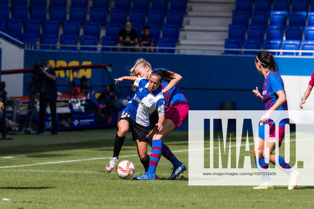 Alba Aznar of Deportivo Alaves Femenino in action against Fridolina Rolfo of FC Barcelona, Barca Femeni during the Liga Iberdrola match between FC Barcelona Femeni and Deportivo Alaves Femenino at Johan Cruyff Stadium on October 02, 2021 in Sant Joan Despi, Barcelona, Spain. Sant Joan Despi Spain - ZUMAa181 20211002_zaa_a181_020