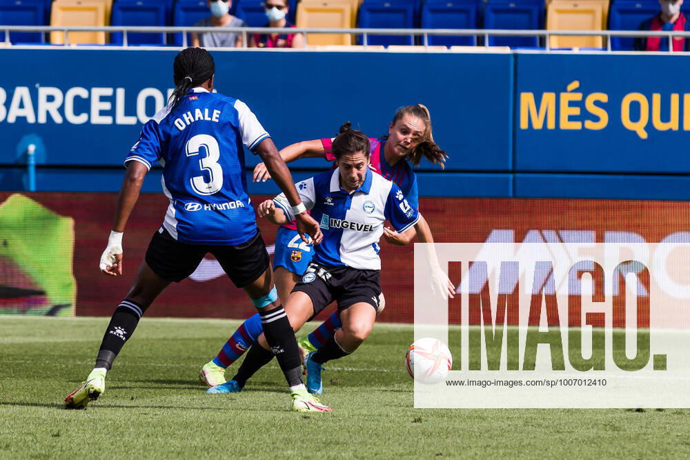 Miku Ito of Deportivo Alaves Femenino competes with Lieke Martens of FC Barcelona, Barca Femeni during the Liga Iberdrola match between FC Barcelona Femeni and Deportivo Alaves Femenino at Johan Cruyff Stadium on October 02, 2021 in Sant Joan Despi, Barcelona, Spain. Sant Joan Despi Spain - ZUMAa181 20211002_zaa_a181_021