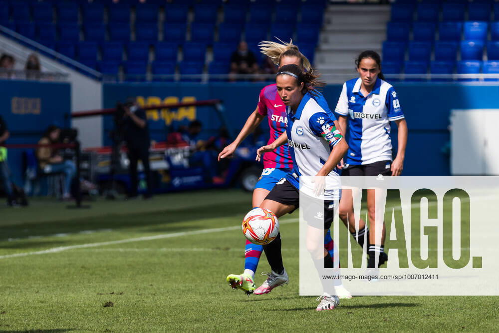 Alba Aznar of Deportivo Alaves Femenino in action during the Liga Iberdrola match between FC Barcelona, Barca Femeni and Deportivo Alaves Femenino at Johan Cruyff Stadium on October 02, 2021 in Sant Joan Despi, Barcelona, Spain. Sant Joan Despi Spain - ZUMAa181 20211002_zaa_a181_022