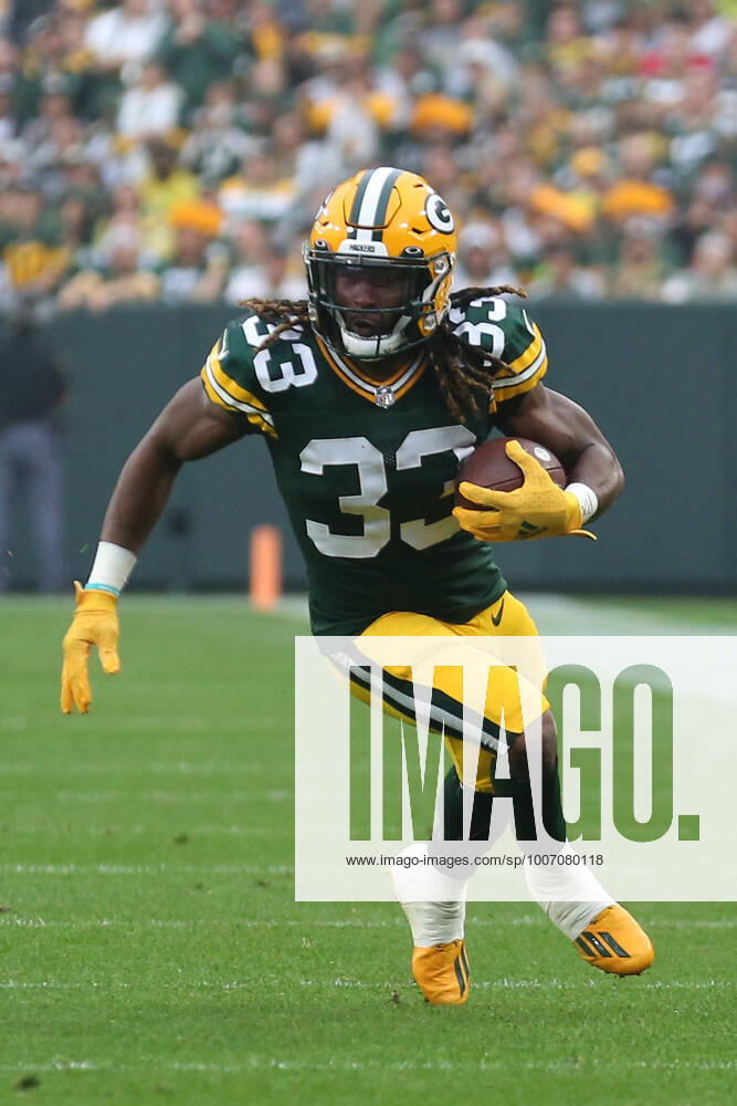 GREEN BAY, WI - OCTOBER 03: Green Bay Packers running back Aaron Jones (33) runs during a game between the Green Bay Packers and the Pittsburgh Steelers at Lambeau Field on October 3, 2021 in Green Bay, WI. (Photo by Larry Radloff Icon Sportswire) NFL, American Football Herren, USA OCT 03 Steelers at Packers Icon2110030306