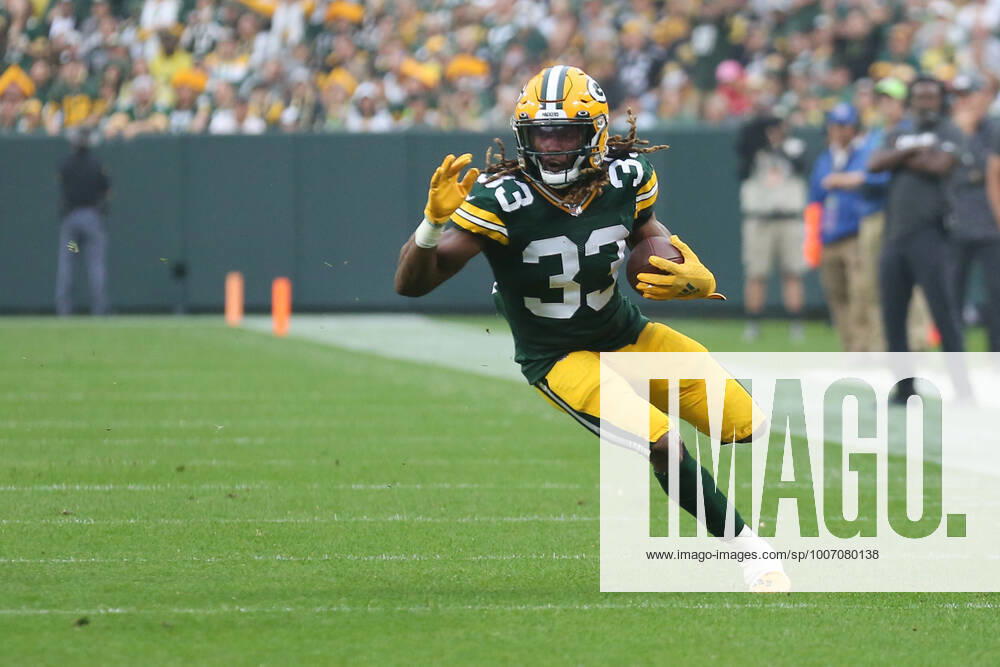 GREEN BAY, WI - OCTOBER 03: Green Bay Packers running back Aaron Jones (33) is all alone during a game between the Green Bay Packers and the Pittsburgh Steelers at Lambeau Field on October 3, 2021 in Green Bay, WI. (Photo by Larry Radloff Icon Sportswire) NFL, American Football Herren, USA OCT 03 Steelers at Packers Icon2110030307