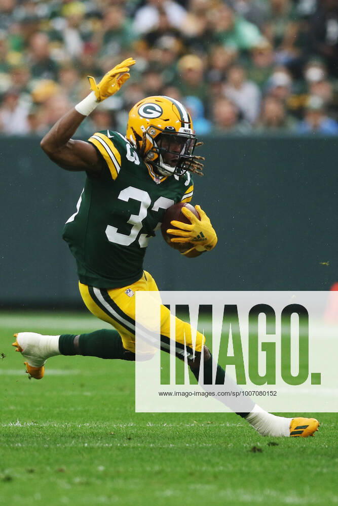 GREEN BAY, WI - OCTOBER 03: Green Bay Packers running back Aaron Jones (33) runs during a game between the Green Bay Packers and the Pittsburgh Steelers at Lambeau Field on October 3, 2021 in Green Bay, WI. (Photo by Larry Radloff Icon Sportswire) NFL, American Football Herren, USA OCT 03 Steelers at Packers Icon2110031501