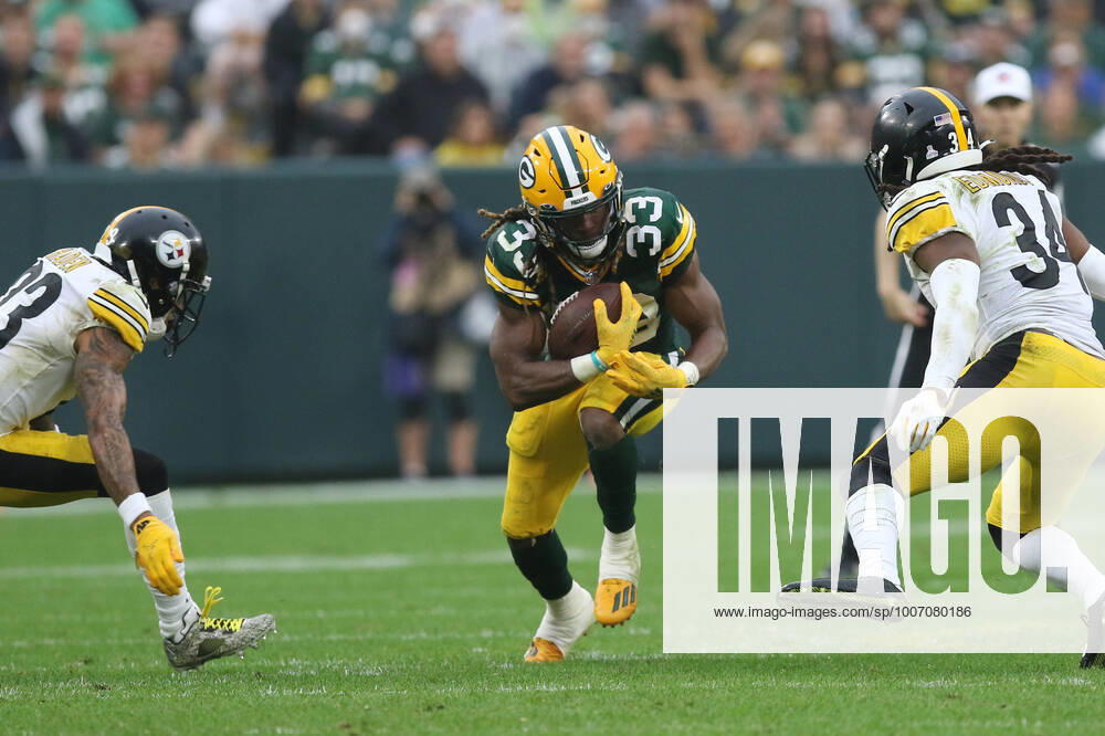 GREEN BAY, WI - OCTOBER 03: Green Bay Packers running back Aaron Jones (33) breaks thru a hole during a game between the Green Bay Packers and the Pittsburgh Steelers at Lambeau Field on October 3, 2021 in Green Bay, WI. (Photo by Larry Radloff Icon Sportswire) NFL, American Football Herren, USA OCT 03 Steelers at Packers Icon2110033105