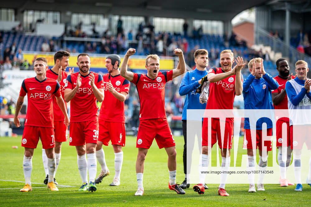 Football, 2 Bundesliga 2021 22, Holstein Kiel FC Hansa Rostock Final cheers from the players of FC Hansa Rostock DFL REGULATES PROHIBIT ANY USE OF PHOTOGRAPHS AS IMAGE SEQUENCES AND OR QUASI VIDEO