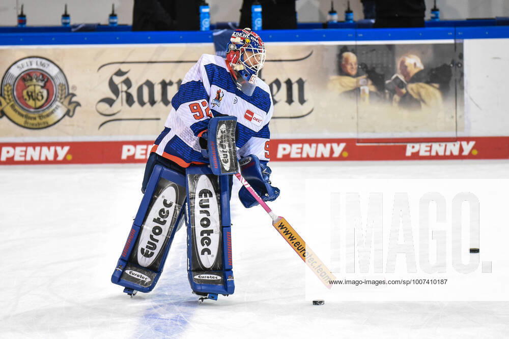 Straubing Tigers vs Iserlohn Roosters, ice hockey, German Ice Hockey League, 14 match day, season 2021 2022, 19 10 2021 Andreas Jenike Iserlohn Roosters , ice hockey men, DEL, 14 match day, season 2021 2022 on 19 10 2021 at Eisstadion am Pulverturm, Straubing Tigers black Iserlohn Roosters white Foto Hockeypics Eva Fuchs
