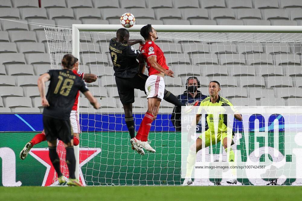 In duel, action, with Dayot Upamecano 2 FC Bayern Muenchen , Lucas Verissimo 4 Benfica Lisbon , Odysseas Vlachodimos 99 Benfica Lisbon , Benfica Lisbon vs FC Bayern Muenchen, Champions League, preliminary round, 20 10 2021 Lisbon Lisbon Portugal