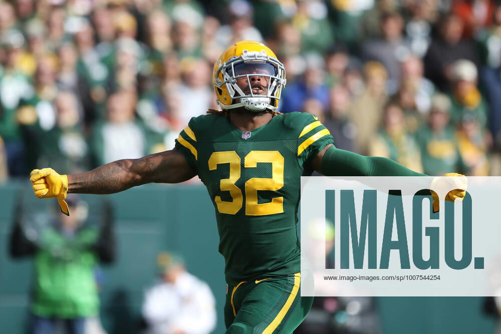 GREEN BAY, WI - OCTOBER 24: Green Bay Packers running back Kylin Hill (32) waves off a kickoff return during a game between the Green Bay Packers and the Washington Football Team at Lambeau Field on October 24, 2021 in Green Bay, WI. (Photo by Larry Radloff Icon Sportswire) NFL, American Football Herren, USA OCT 24 Washington Football Team at Packers Icon2110240465