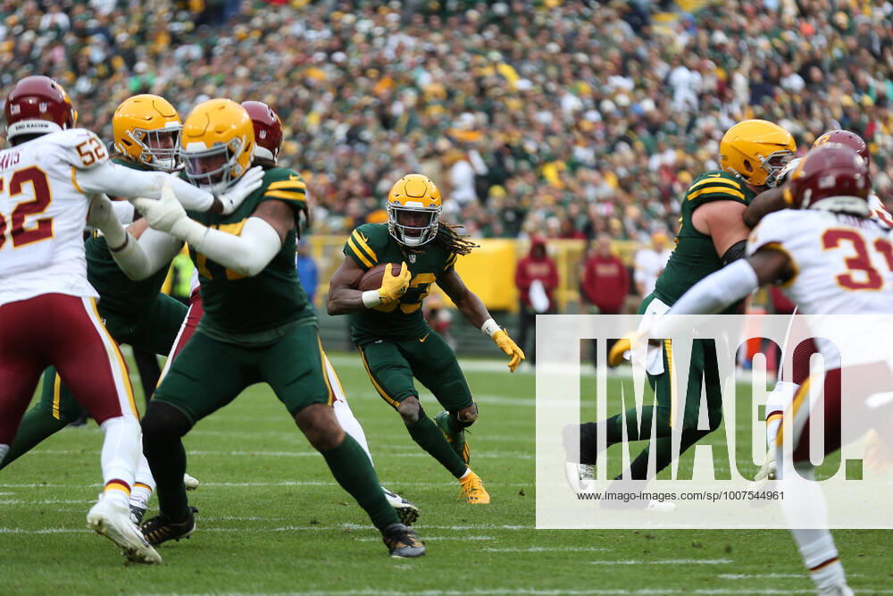 GREEN BAY, WI - OCTOBER 24: Green Bay Packers running back Aaron Jones (33) runs through a hole during a game between the Green Bay Packers and the Washington Football Team at Lambeau Field on October 24, 2021 in Green Bay, WI. (Photo by Larry Radloff Icon Sportswire) NFL, American Football Herren, USA OCT 24 Washington Football Team at Packers Icon2110245043