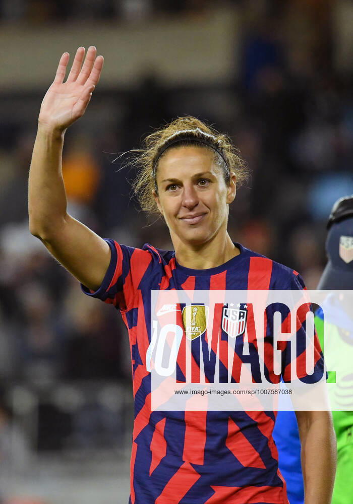 SAINT PAUL, MN - OCTOBER 26: United States forward Carli Lloyd (10) acknowledges the fans as she takes a lap after her final game, a friendly soccer match between Korea Republic and the United States on Oct 26, 2021 at Allianz Field in Saint Paul, MN. (Photo by Nick Wosika Icon Sportswire) SOCCER: OCT 26 Women s - USA v Korea Icon2021102624