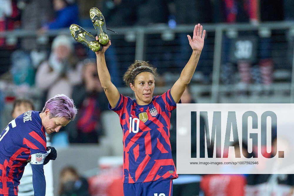 SAINT PAUL, MN - OCTOBER 26: United States forward Carli Lloyd (10) waves to fans after playing her final game against Korea Republic as a member of the US Women s national team, Nationalteam at Allianz Field on October 26, 2021 in St Paul, Minnesota. United States defeated Korea Republic 6-0. (Photo by Robin Alam Icon Sportswire) SOCCER: OCT 26 Women s - USA v Korea Icon164211026002