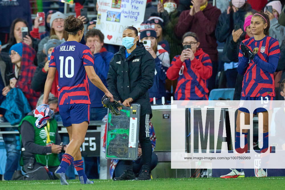 SAINT PAUL, MN - OCTOBER 26: United States forward Carli Lloyd (10) exits the field after playing her final game against Korea Republic as a member of the US Women s national team, Nationalteam at Allianz Field on October 26, 2021 in St Paul, Minnesota. United States defeated Korea Republic 6-0. (Photo by Robin Alam Icon Sportswire) SOCCER: OCT 26 Women s - USA v Korea Icon164211026006