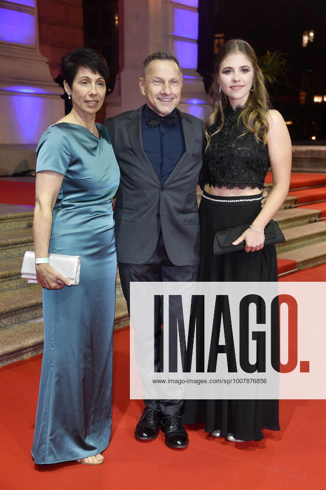 Richy Müller with wife Christl Stumhofer and daughter Paulina at the 39 German Sports Press Ball 2021 at the Alte Oper Frankfurt, 06 11 2021 Foto:xN.xKubelkax xFuturexImage