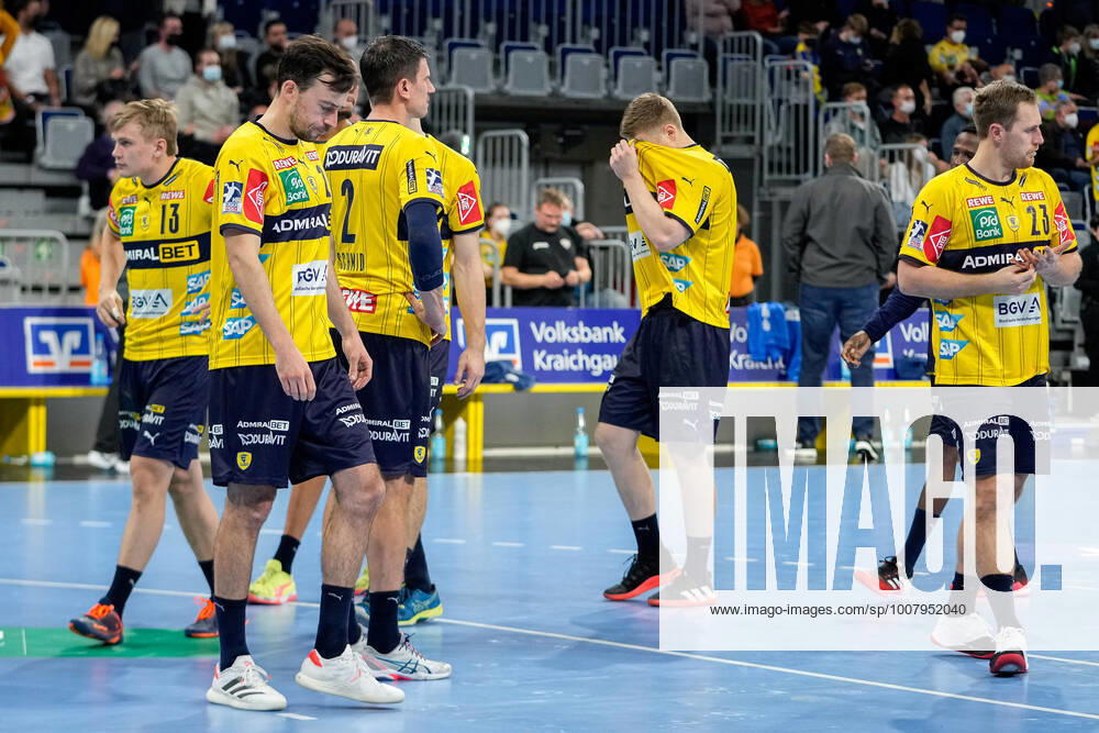 Rhein Neckar Löwen players, disappointed with defeat, disappointment after final whistle, highlight, loser, lost, frustration, disappointed, pessimistic, 10 11 2021, Mannheim Germany , Handball, Bundesliga, Rhein Neckar Löwen TBV Lemgo Lippe