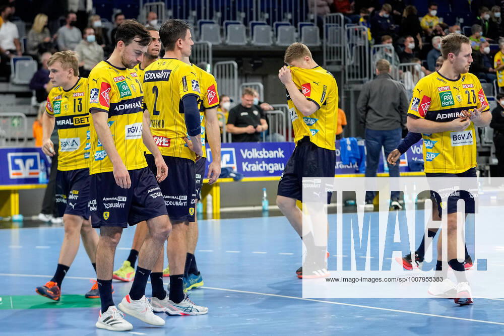 Rhein Neckar Löwen players, disappointed with defeat, disappointment after final whistle, highlight, loser, lost, frustration, disappointed, pessimistic, 10 11 2021, Mannheim Germany , Handball, Bundesliga, Rhein Neckar Löwen TBV Lemgo Lippe