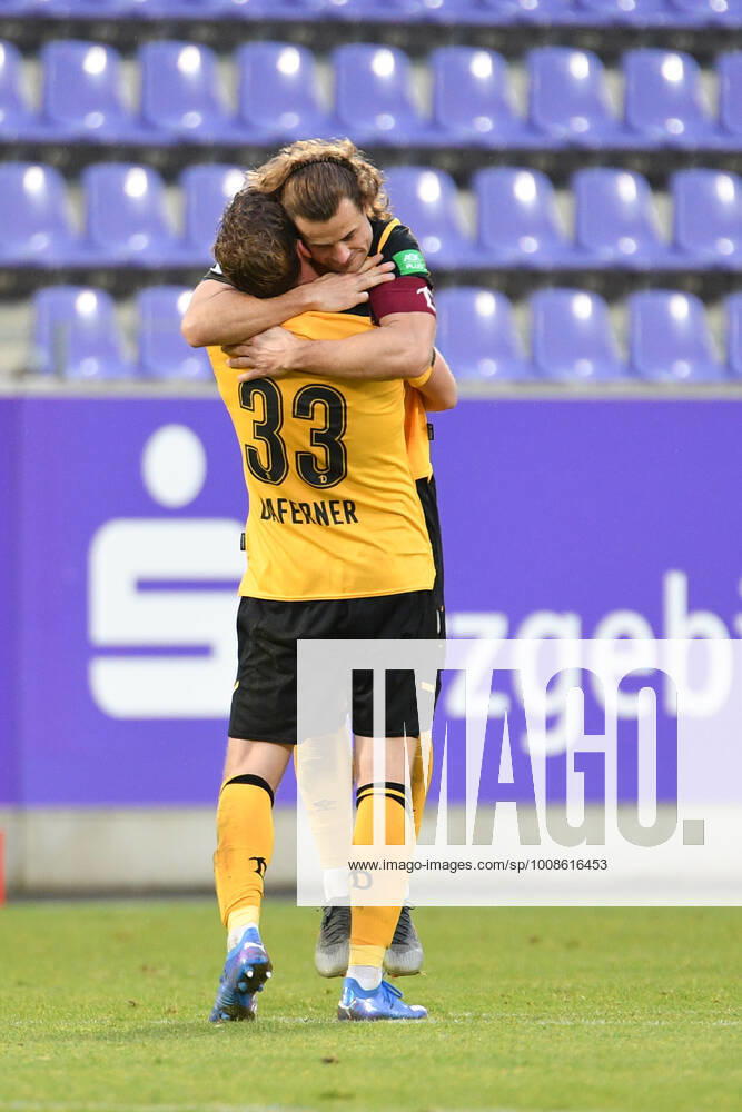 Christoph Daferner SG Dynamo Dresden in front and Yannick Stark SG Dynamo Dresden behind, celebrate the victory, FC Erzgebirge Aue vs SG Dynamo Dresden, Football, 2 Bundesliga, 12 12 2021 DFL REGULATES PROHIBIT ANY USE OF PHOTOGRAPHS AS IMAGE SEQUENCES AND OR QUASI VIDEO FC Erzgebirge Aue vs SG Dynamo Dresden, Football, 2 Bundesliga, 12 12 2021 Aue Bad Schlema