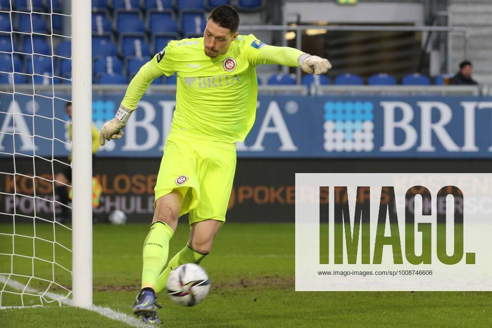 Goalkeeper Florian Stritzel SV Wehen Wiesbaden, No 16 saves from goal , SV Wehen Wiesbaden SC Freiburg II, 20 Spieltag, Fussball 3 Liga, Saison 2021 2022, 18 12 2021,