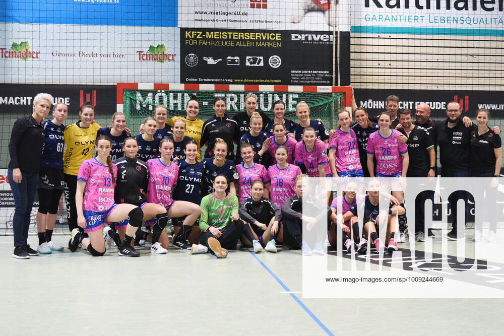 Joint picture after the end of the game of TusSies and Bietigheim TusSies Metzingen vs SG BBM Bietigheim Handball, HBF, 13 Ligaspiel, season 2021 2022 , 19 01 2022 TusSies Metzingen vs SG BBM Bietigheim Handball, HBF, 13 Ligaspiel, season 2021 2022 , 19 01 2022 Metzingen
