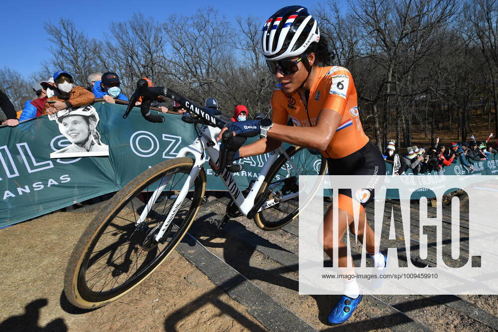 Dutch Ceylin Del Carmen Alvarado pictured in action during the women s elite race at the World Championship, WM, Weltmeisterschaft cyclocross cycling in Fayetteville, Arkansas, United States, Saturday 29 January 2022. The world championships are taking place from 28 until 30 January. DAVIDxSTOCKMAN x6499093x