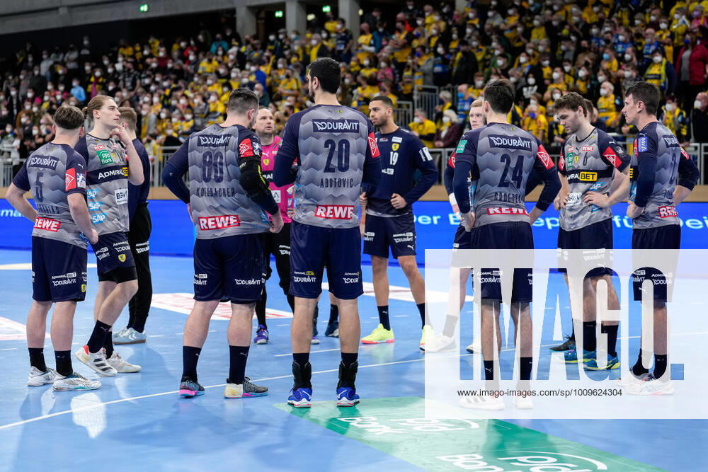 Spieler der Rhein-Neckar-Löwen, enttäuscht über die Niederlage, Enttäuschung nach dem Schlusspfiff, Highlight, Verlierer, verloren, Frustration, disappointed, pessimistisch, 06.02.2022, Heidelberg (Deutschland), Handball, DHB-Pokal, Viertelfinale, Rhein-Neckar Löwen - THW Kiel