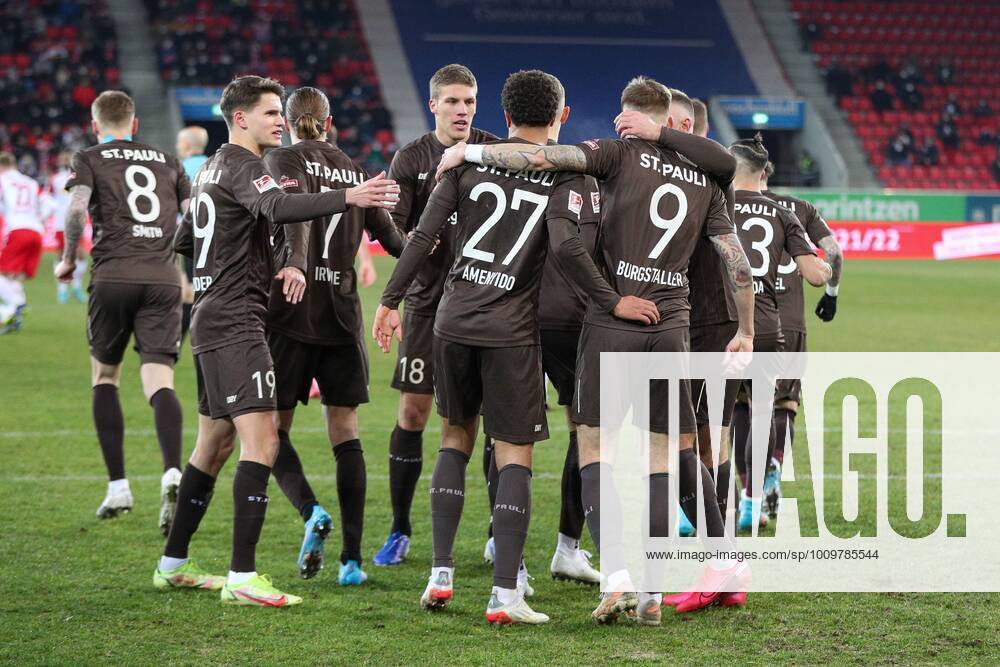 The team is happy about the goal of Guido Burgstaller 9 FC St Pauli to 0 2 by penalty kick, SSV Jahn Regensburg vs FC Sankt Pauli, 2 Bundesliga, 22 Spieltag, 12 02 2022 DFB regulations prohibit any use of photographs as image sequences and or quasi video Regensburg Bayern Germany