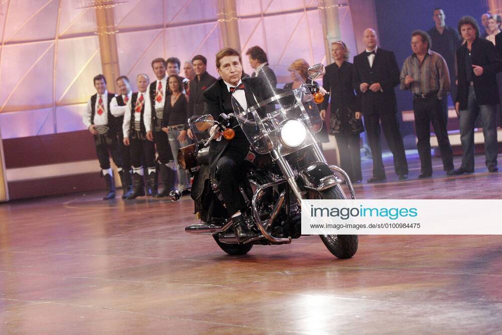 32 TV Freddy Quinn on a motorbike in the TV show WELCOME TO CARMEN FOG, music, singer, singer Halle Germany, Germany