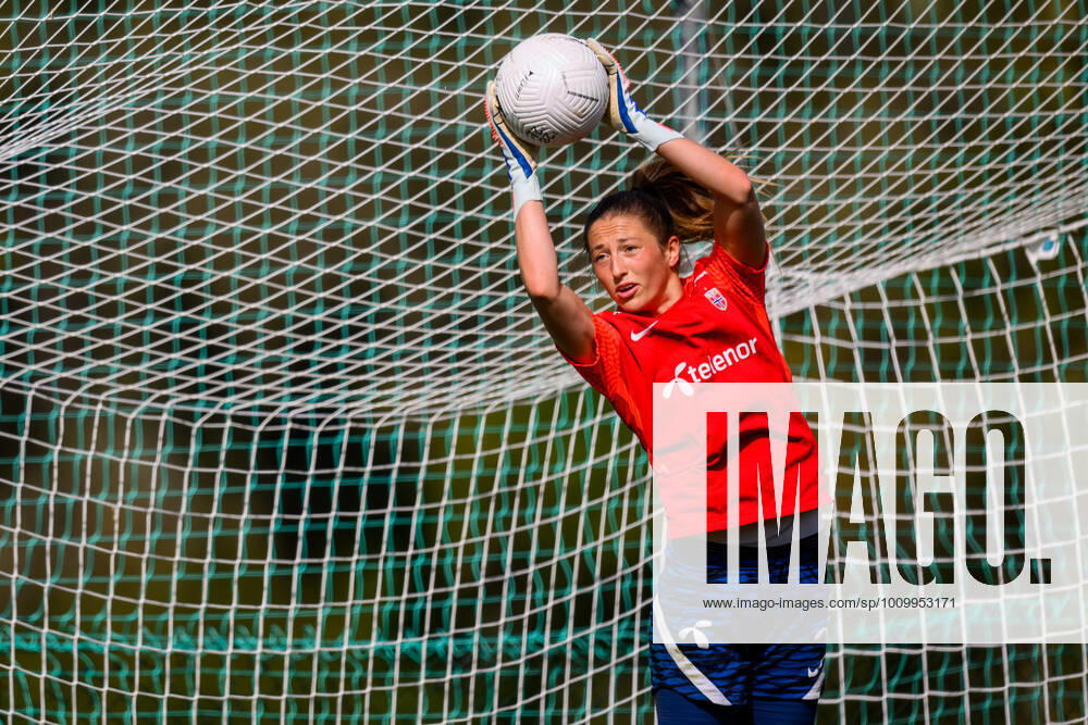 Goalkeeper Cecilie Haustaker Fiskerstrand during a training session with the Norwegian women s national football team on February 18, 2022 in Alvor Photo Ludvig Thunman BILDBYRAN code LT LT0279 football football soccer football algarve cup training practice training norway norway dam bbeng,