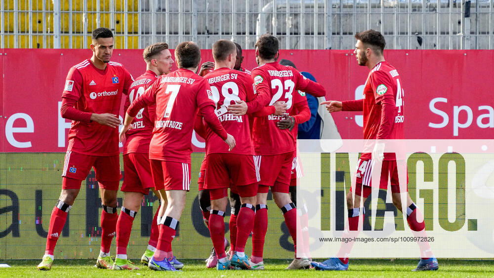 Players from Hamburger SV HSV , jubilate about the goal to 1 1, jubilation, goal celebration, celebrate the goal, goal, celebration, jubilation about the goal, optimistic, game scene, highlight, action, action, 19 02 2022, Sandhausen Germany , Football, 2 Bundesliga, SV Sandhausen Hamburger SV, DFB DFL REGULATIONS PROHIBIT ANY USE OF PHOTOGRAPHS AS IMAGE SEQUENCES AND OR QUASI VIDEO