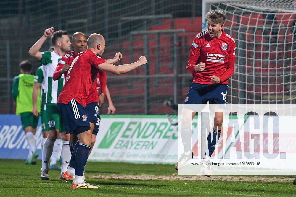 Unterhaching players celebrating the goal, celebration, goal, celebration, celebrating the goal to 2 0 by Viktor Zentrich Unterhaching, 19 1 v re , optimistic, action, action, 25 03 2022, Unterhaching Germany , football, Regionalliga Bayern, SpVgg Unterhaching SV Schalding Heining