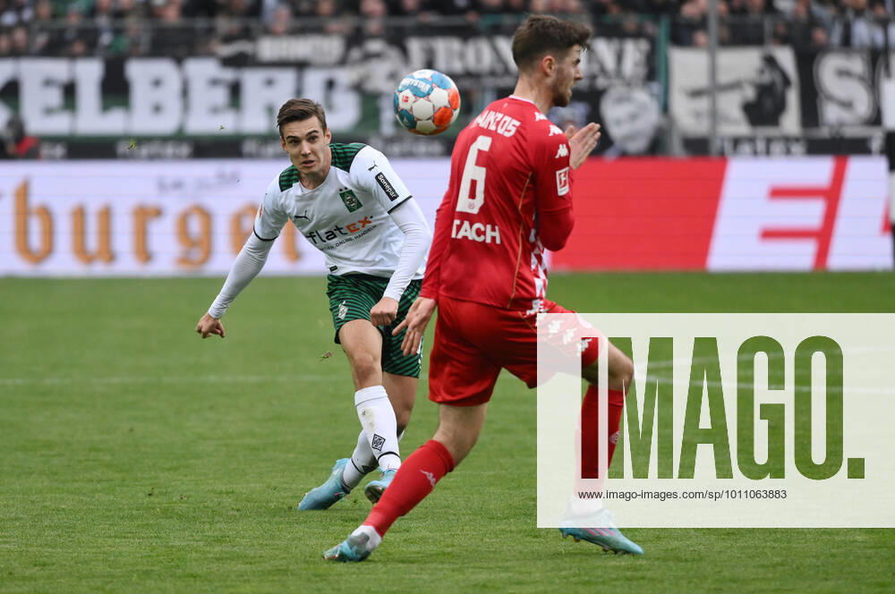 Florian Neuhaus Borussia Moenchengladbach , left , against Anton Stach Mainz 05 03 04 2022, Football GER, season 2021 2022, 1 Bundesliga, 26 matchday, Borussia Mönchengladbach FSV Mainz 05 Berlin, photo Maik Hölter TEAM2sportphoto Moenchengladbach Nordrhein Westfalen Germany Team2