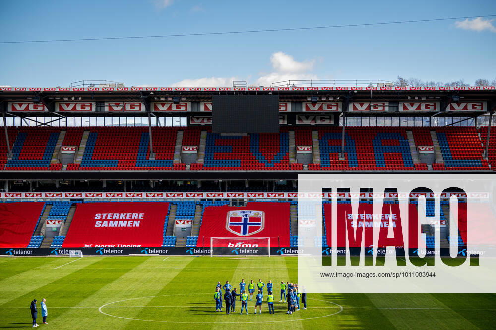 Players and staff of the Norwegian women s national football team gather in a circle during a training session on April 5, 2022 at Ullevaal stadion in Oslo Photo Vegard Grott BILDBYRAN kod VG VG0259 bbeng fotboll football soccer fotball vm kval kval fifa women s world cup qualifier qualifier training practice training training norway norway dam arena,