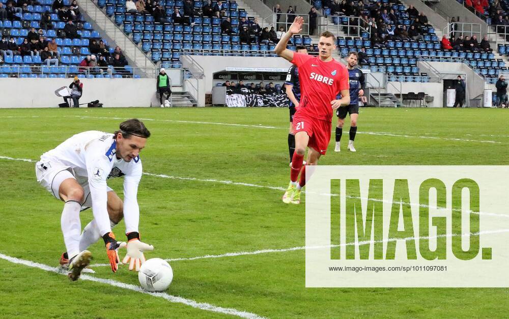 Frankfurt am Main, PSD Arena Regionalliga Südwest Saison 2021 2022 FSV Frankfurt vs TSV Steinbach Haiger Goalkeeper Kenan Mujezinovic 1, FSV Frankfurt , Paul Stock 21 Steinbach