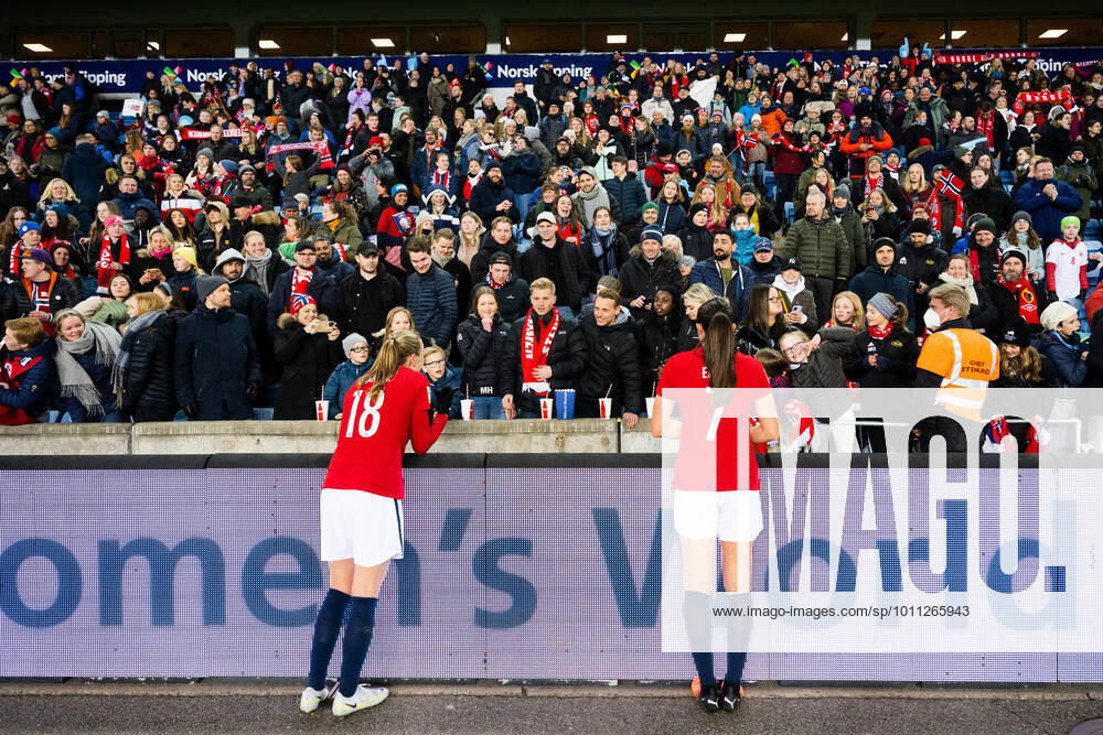 Frida Maanum and Ingrid Syrstad Engen of Norway with fans after the FIFA Women s World Cup Qualifier football match between Norway and Poland on April 12, 2022 in Oslo Photo Vegard Grott BILDBYRAN kod VG VG0268 bbeng fotball soccer football fotboll fifa world cup qualifiers vm qualification women world cup qualifiers international dam norway norway poland poland audience,