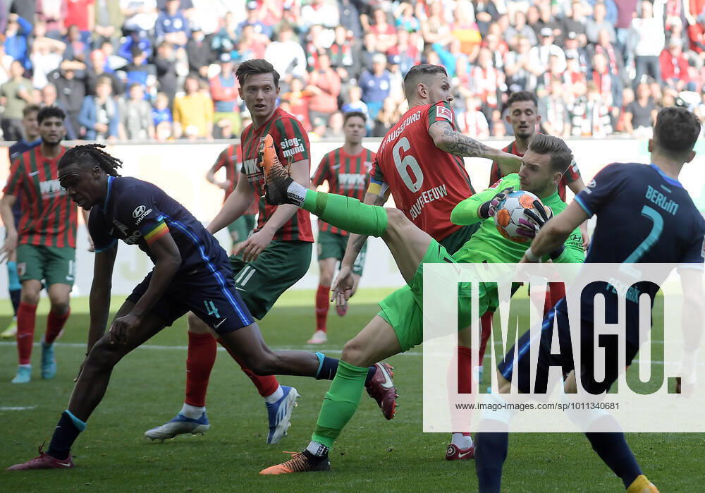 Fussball 1 Bundesliga, FC Augsburg Hertha BSC Berlin, v l Dedryck Boyata Hertha BSC Berlin , Marcel Laurenz Lotka Hertha BSC Berlin , Jeffrey Gouweleeuw FC Augsburg Zweikampf, action, battle for the ball DFL DFB REGULATIONS PROHIBIT ANY USE OF PHOTOGRAPHS AS IMAGE SEQUENCES AND OR QUASI VIDEO Augsburg