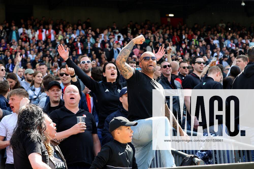 ROTTERDAM Feyenoord supporters during the Dutch Eredivisie match between Feyenoord and FC Utrecht at Feyenoord stadium de Kuip on April 24, 2022 in Rotterdam, Netherlands ANP PIETER STAM DE YOUNG Dutch Eredivisie 2021 2022 ANPxSportx IVx 447551966 originalFilename: 447551966