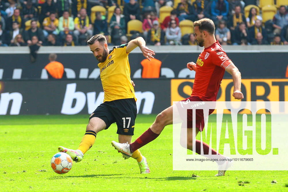 football 2 Bundesliga, SG Dynamo Dresden SSV Jahn Regensburg, v l Morris Schroeter Dresden, 17 , Benedikt Gimber Regensburg, 5 duel, duel, fight, tackle Dresden
