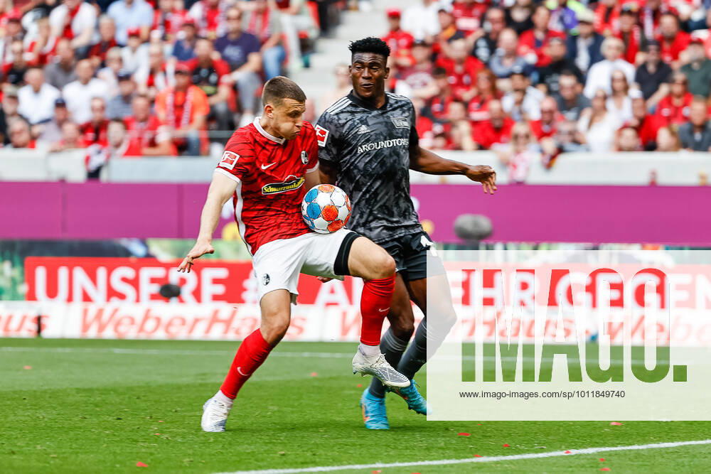 Maximilian Eggestein SC Freiburg, 08 and Taiwo Awoniyi 1 FC Union Berlin, 14 in duel , GER, SC Freiburg vs 1 FC Union Berlin, Football, Bundesliga, 33 Matchday, Season 2021 2022, 07 05 2022 DFL REGULATES PROHIBIT ANY USE OF PHOTOGRAPHS AS IMAGE SEQUENCES AND OR QUASI VIDEO GER, SC Freiburg vs 1 FC Union Berlin, Football, Bundesliga, 33 Matchday, Season 2021 2022, 07 05 2022 Freiburg im Breisgau