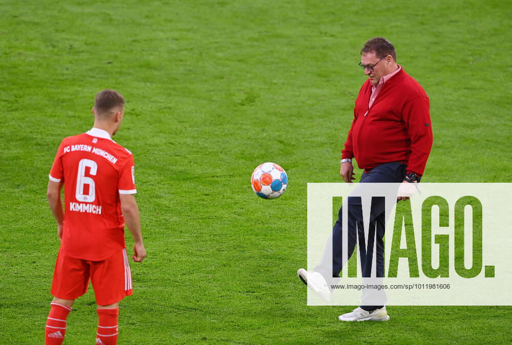 Football 1 Bundesliga season 2021 2022 33 matchday FC Bayern Muenchen VfB Stuttgart 08 05 2022 FC Bayern celebrates winning the 32 German championship Joshua Kimmich li with his father Berthold