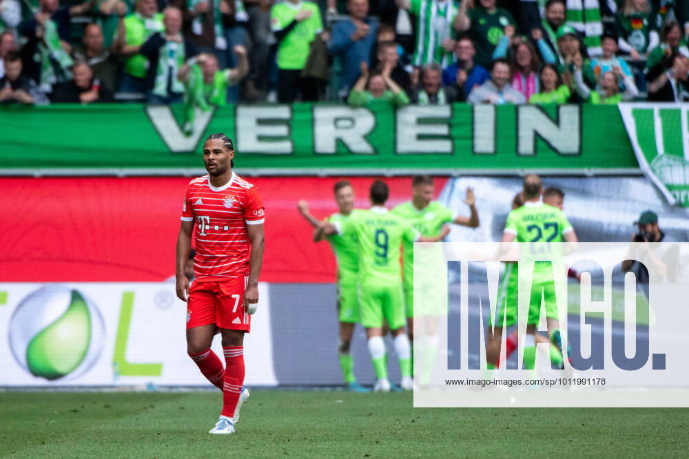 Serge Gnabry FC Bayern Muenchen 7 aergert sich über das Gegentor, hinter Wolfsburger Jubel zum Tor zum 2 2, VfL Wolfsburg vs FC Bayern Muenchen, 1 Fussball Bundesliga, 34 Spieltag, Spielzeit 2021 2022, 14 05 2022 DFB DFL regulations prohibit any use of photographs as image sequences and or quasi video VfL Wolfsburg vs FC Bayern Muenchen, 1 Fussball Bundesliga, 34 Spieltag, Spielzeit 2021 2022