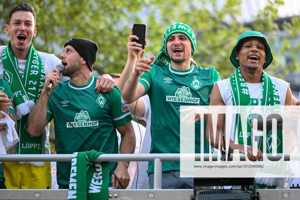 Fußball 2 Bundesliga, 34 Spieltag, SV Werder Bremen SSV Jahn Regensburg on 15 05 2022 at Wohninvest Stadion in Bremen Bremens goalkeeper Jiri Pavlenka l r , Bremens Niclas Füllkrug, Bremens Milos Veljkovic and Bremens Felix Agu celebrate the promotion on the truck of SV Werder Bremen DFL REGULATIONS PROHIBIT ANY USE OF PHOTOGRAPHS AS IMAGE SEQUENCES AND OR QUASI VIDEO