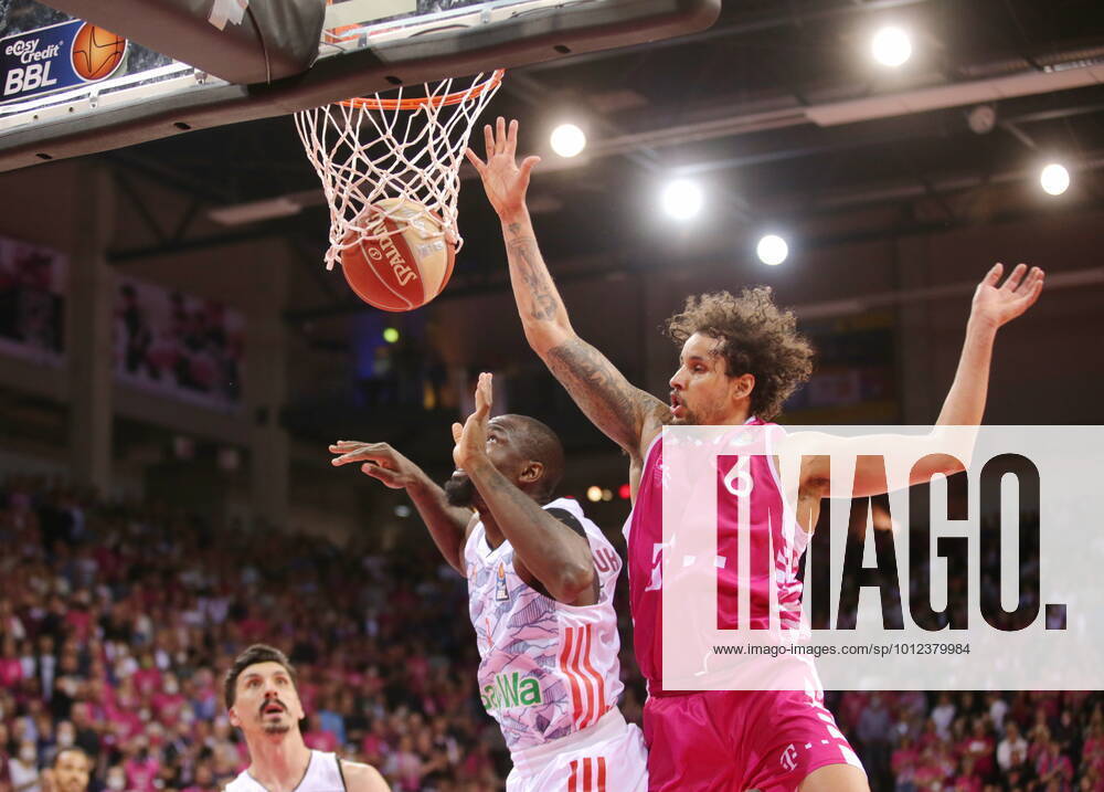 Michael Kessens Telekom Baskets Bonn vs Othello Hunter FC Bayern Munich easyCredit BBL 1 Bundesliga , 2021 2022 season , playoffs , semifinals game 2