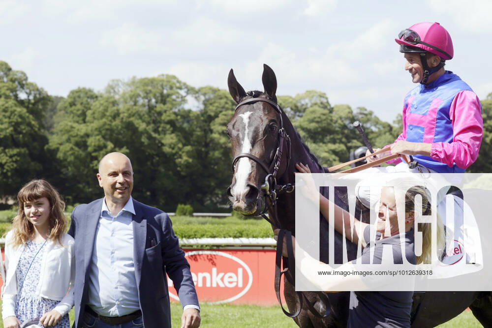 Duesseldorf, North Rhine Westphalia, GER Woody Wood with Adrie de Vries and owner Marc Huebner and daughter after victory Galopprennbahn Duesseldorf Grafenberg horse, jockey, Woody Wood, de Vries, victory, owner, Huebner, daughter 220612SG924DUESSELDORF JPG