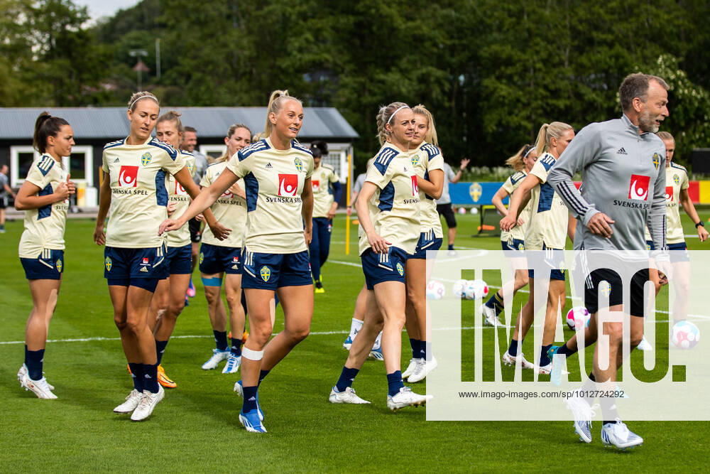 Stina Blackstenius and Amanda Ilestedt of the Swedish women s national football team during a training session on June 20, 2022 in Bastad Photo Mathilda Ahlberg BILDBYRAN COP 240 MA0252 bbeng fotboll football soccer fotball training träning practice sverige sweden dam,