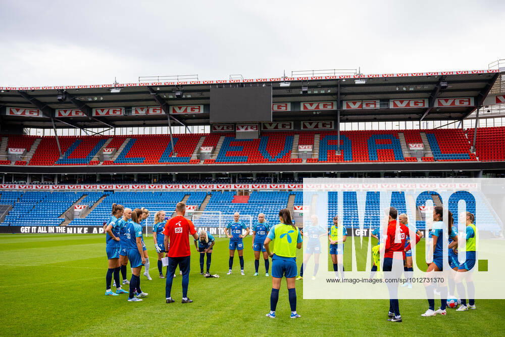 Players and staff of the Norwegian women s national football team during a training session on June 21, 2022 at Ullevaal stadion in Oslo Photo Vegard Grott BILDBYRAN kod VG VG0303 bbeng fotboll football soccer fotball press event mixed zone pressetreff norge norway dam precamp,