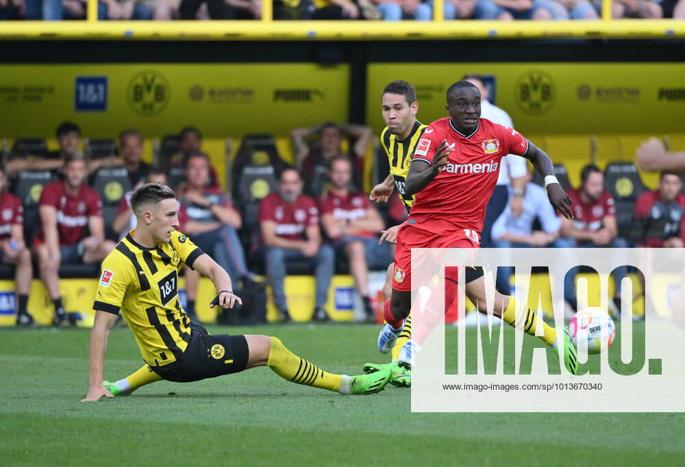 Nico Schlotterbeck Borussia Dortmund , li , against Moussa Diaby Bayer 04 Leverkusen 06 08 2022, Football GER, Season 2022 2023, 1 Bundesliga, 1 Matchday, Borussia Dortmund Bayer 04 Leverkusen 1 0 Foto Maik Hölter TEAM2sportphoto DFL regulations prohibit any use of photographs as image sequences and or quasi video Dortmund Signal Iduna Park Nordrhein Westfalen Germany Team2